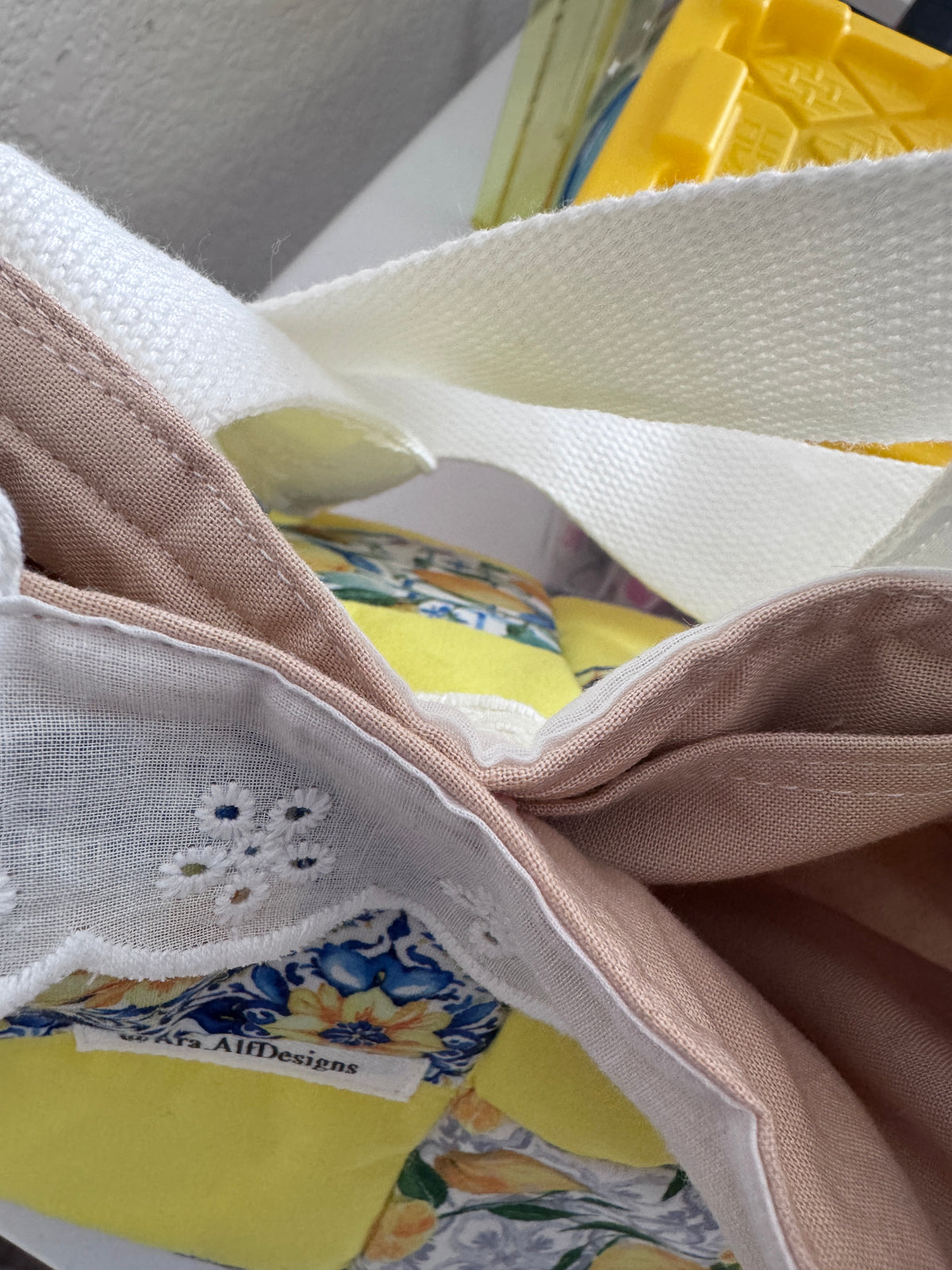 Lemon Pleasure medium Tote bag